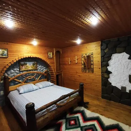 Berloga Casa de Férias Mykulychyn